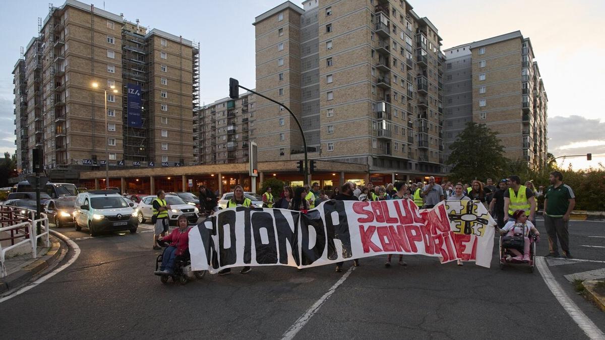 Manifestación vecinal contra la decisión del Ayuntamiento de no soterrar la rotonda de la Avenida San Jorge con avenida Navarra.