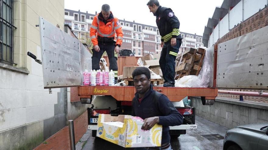 La Gota de Leche entrega 16 palets con productos básicos para familias necesitadas de Bilbao