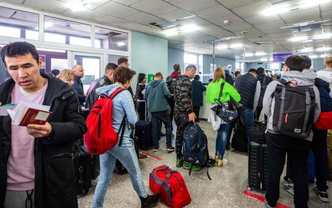 Un grupo de ciudadanos rusos intentan cruzar la frontera con Mongolia. Un grupo de ciudadanos rusos intentan cruzar la frontera con Mongolia.