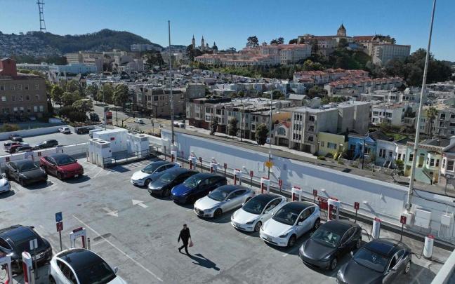 Estaci&oacute;n de carga de Tesla en San Francisco.