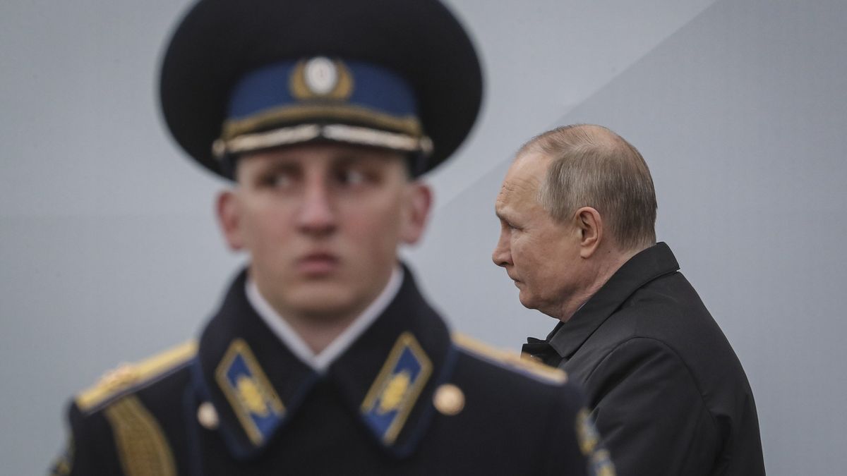 El presidente ruso Vladimir Putin pasa junto a un soldado