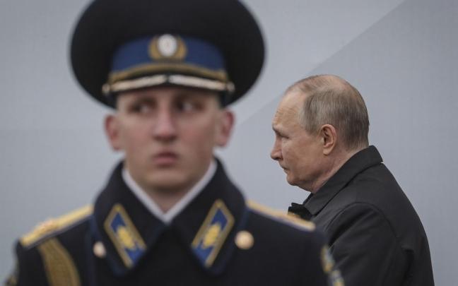 El presidente ruso Vladimir Putin pasa junto a un soldado