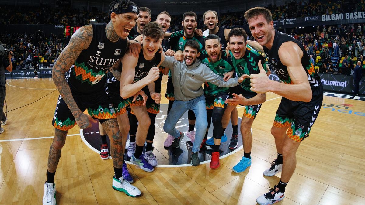 Los jugadores del Bilbao Basket celebran la victoria.