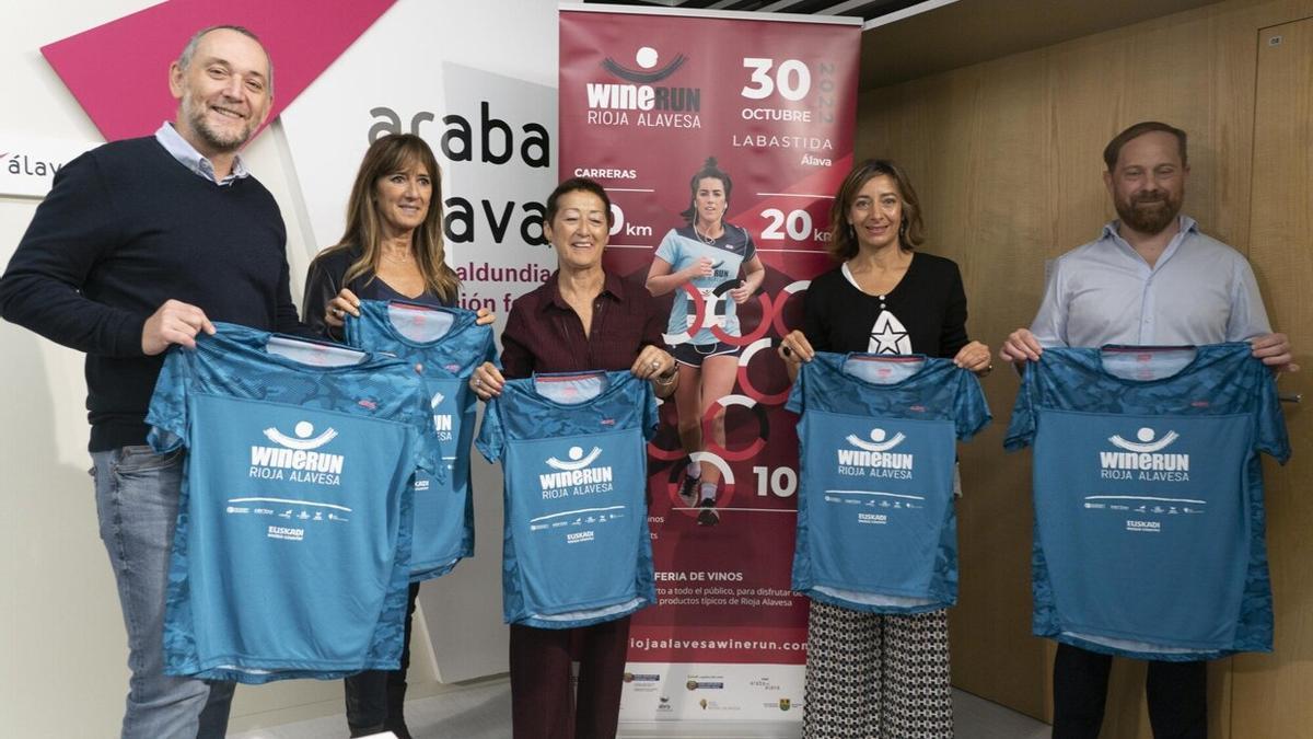 Kepa Ortiz de Urbina, Rosa García, Pilar García de Salazarl Laura Pérez Borinaga e Iñigo Recio, durante la presentación de la quinta edición de la Wine Run