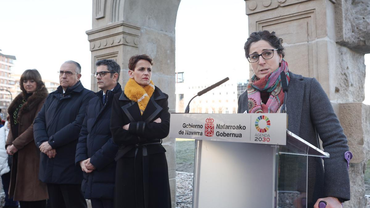 La presidenta de la Asociación de Familiares de Fusilados de Navarra, Amaia Lerga, se dirige a las personas presentes.