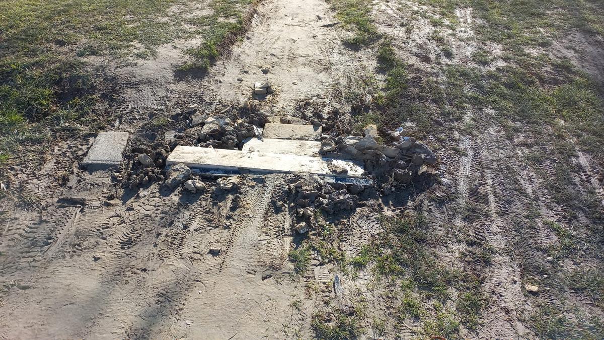 Otro de los tablones que alguien anónimo ha colocado en esta explanada de Salburua para evitar el barro que se acumula a diario