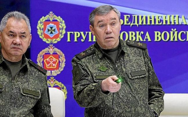 El ministro de Defensa, Shoigu, a la izquierda, y Gerásimov, nuevo jefe de las tropas rusas en Ucrania.