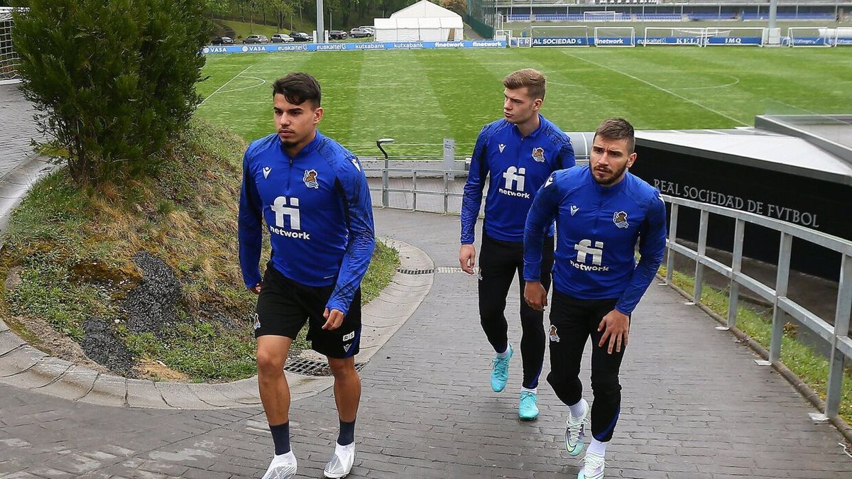 Nais Djouahra sube al campo de entrenamiento en compañía de Sorloth y Portu