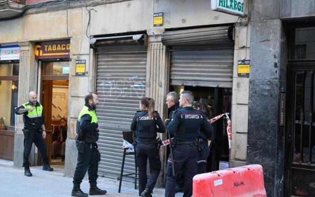 La Ertzaintza acordonó la zona y cerró el bar Hilargi, donde se produjeron los hechos. La Ertzaintza acordonó la zona y cerró el bar Hilargi, donde se produjeron los hechos.