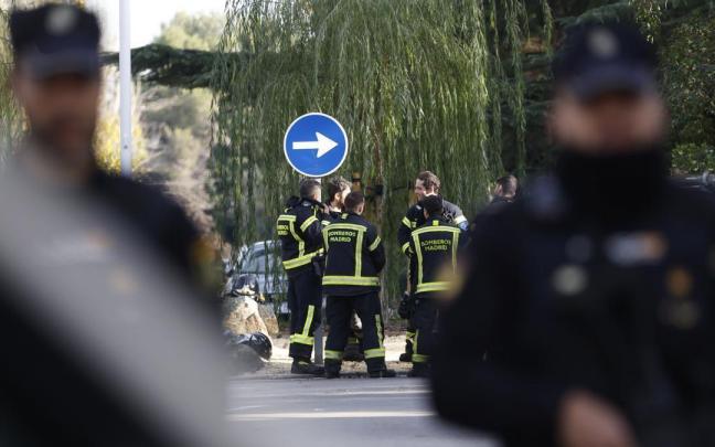 Los bomberos en la embajada ucraniana.
