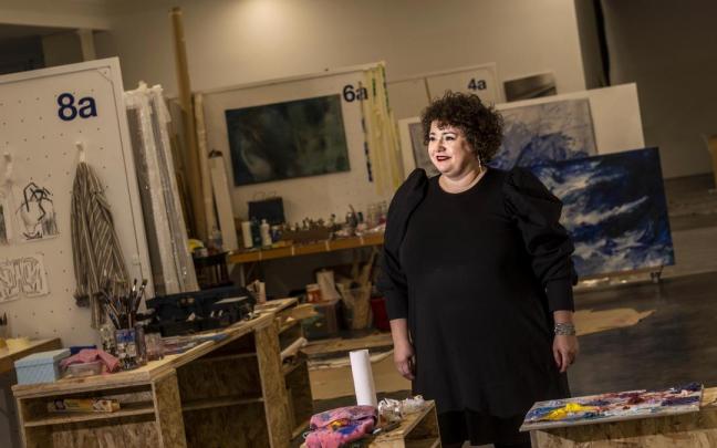 Oskia Ugarte Abarzuza, retratada en uno de los espacios del Centro Huarte que dirige, en el que los artistas despliegan sus talleres de creación. Oskia Ugarte Abarzuza, retratada en uno de los espacios del Centro Huarte que dirige, en el que los artistas despliegan sus talleres de creación.