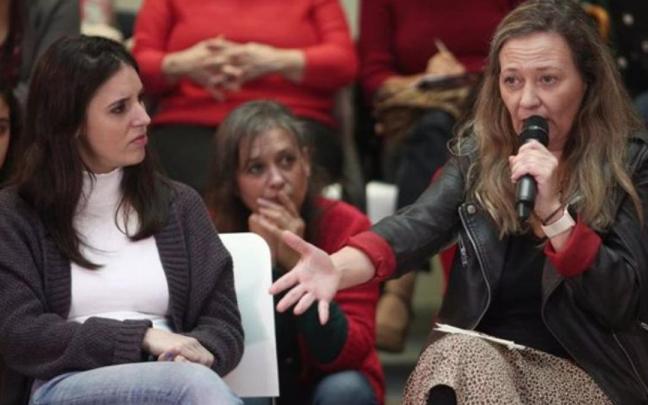 Irene Montero sigue atentamente un discurso de Victoria Rosell