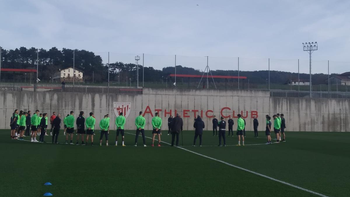 Los integrantes del cuerpo técnico y sus jugadores con un minuto de silencio antes de comenzar el trabajo sobre el césped.