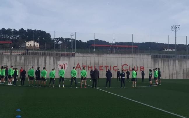 Los integrantes del cuerpo técnico y sus jugadores con un minuto de silencio antes de comenzar el trabajo sobre el césped.