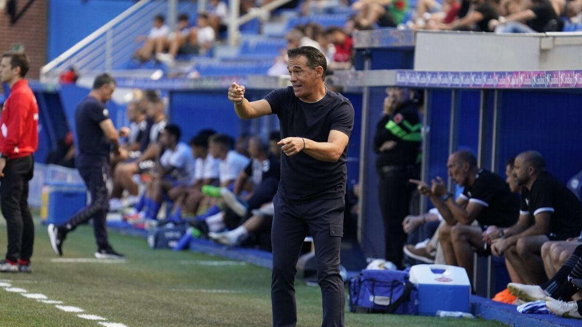 Luis García Plaza da instrucciones a sus jugadores durante el Alavés-Las Palmas