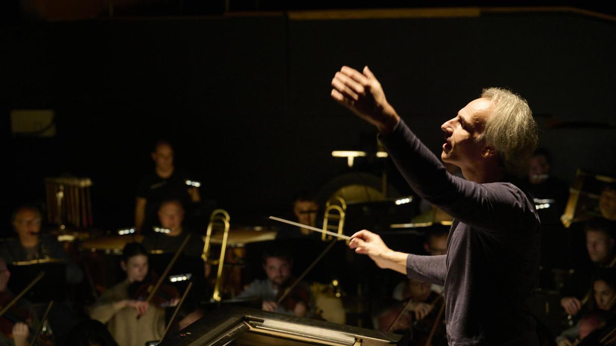 Pedro Halffter, dirigiendo a la Orquesta Sinfónica de Bilbao.