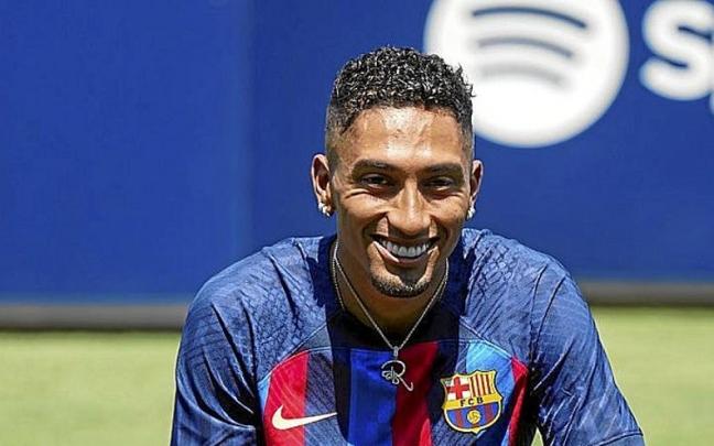 Raphinha posa tras ser fichado por el Barça. Raphinha posa tras ser fichado por el Barça.