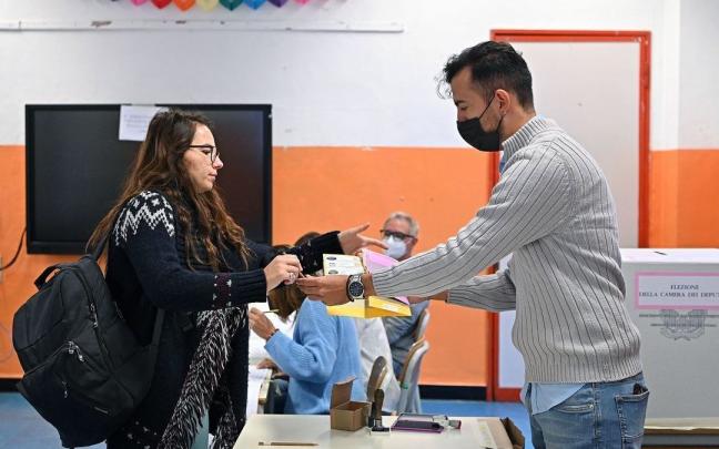 Los colegios electorales estarán abiertos hasta las 23.00 h. Los colegios electorales estarán abiertos hasta las 23.00 h.