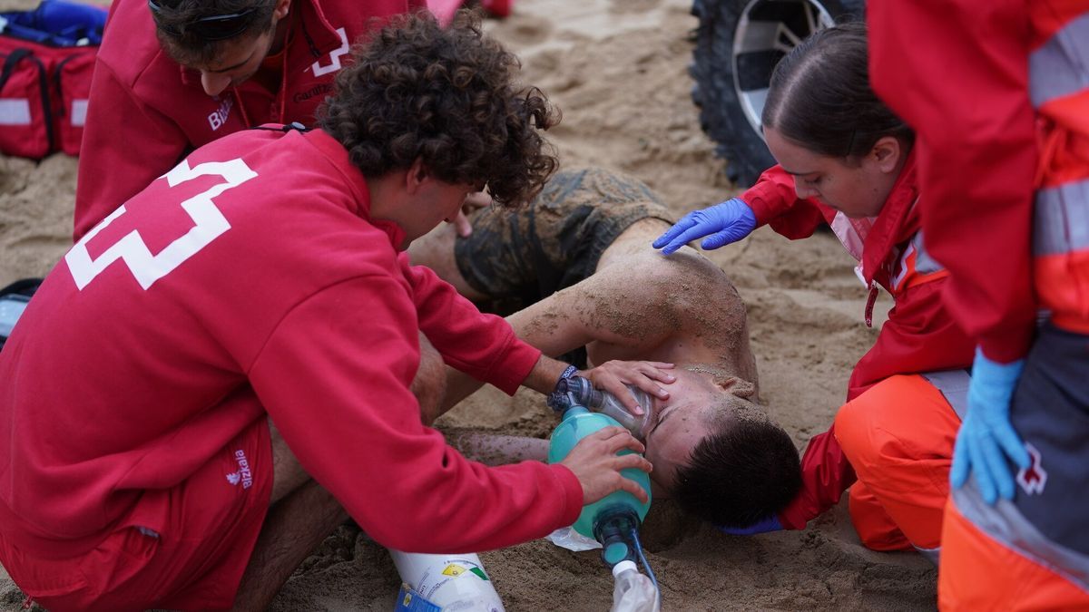 Simulacro de un rescate en la playa de Plentzia