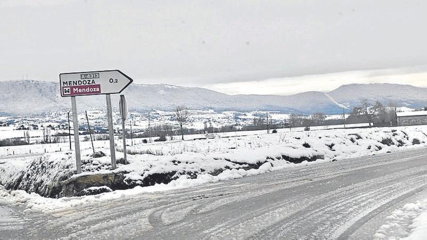 Espesor de nieve en Vitoria, camiones en la carretera a la altura de Agurain, una máquina retira nieve en Gasteiz y una ambulancia actúa de urgencia en Agurain. A la derecha, nieve en la zona rural de la capital alavesa, Agurain y Vitoria. |