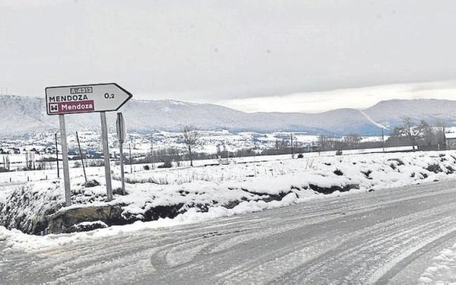 Espesor de nieve en Vitoria, camiones en la carretera a la altura de Agurain, una máquina retira nieve en Gasteiz y una ambulancia actúa de urgencia en Agurain. A la derecha, nieve en la zona rural de la capital alavesa, Agurain y Vitoria. |
