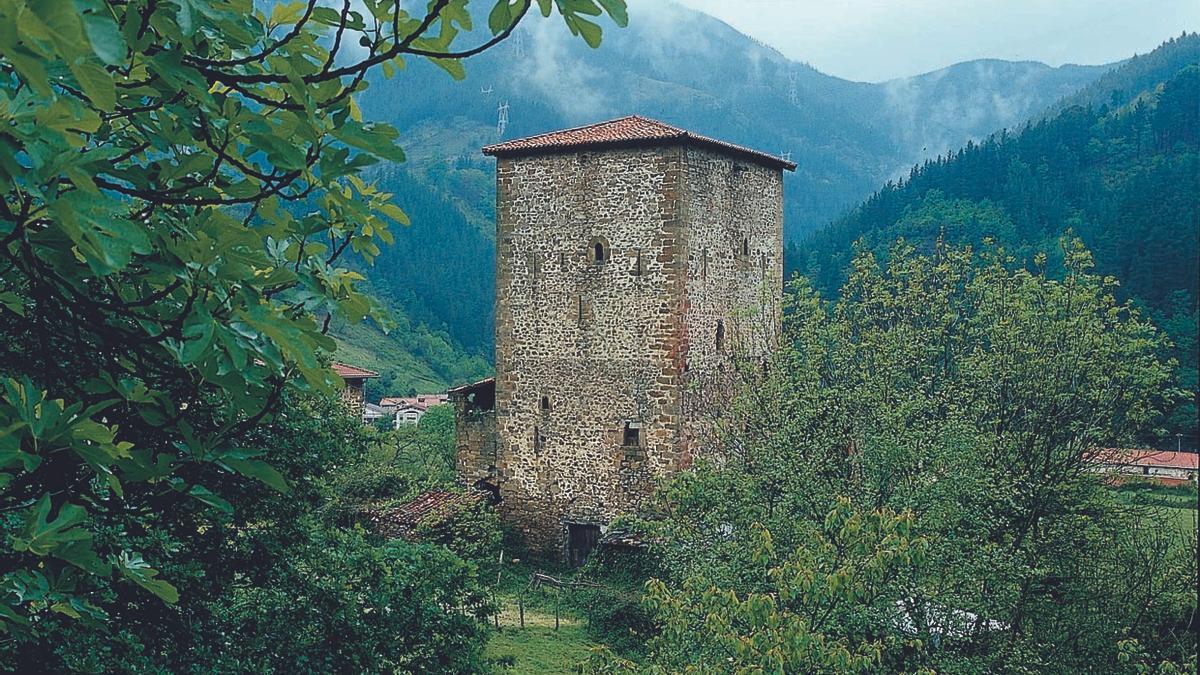 La casa torre de La Quadra luce el mismo imponente aspecto que durante las guerras banderizas.