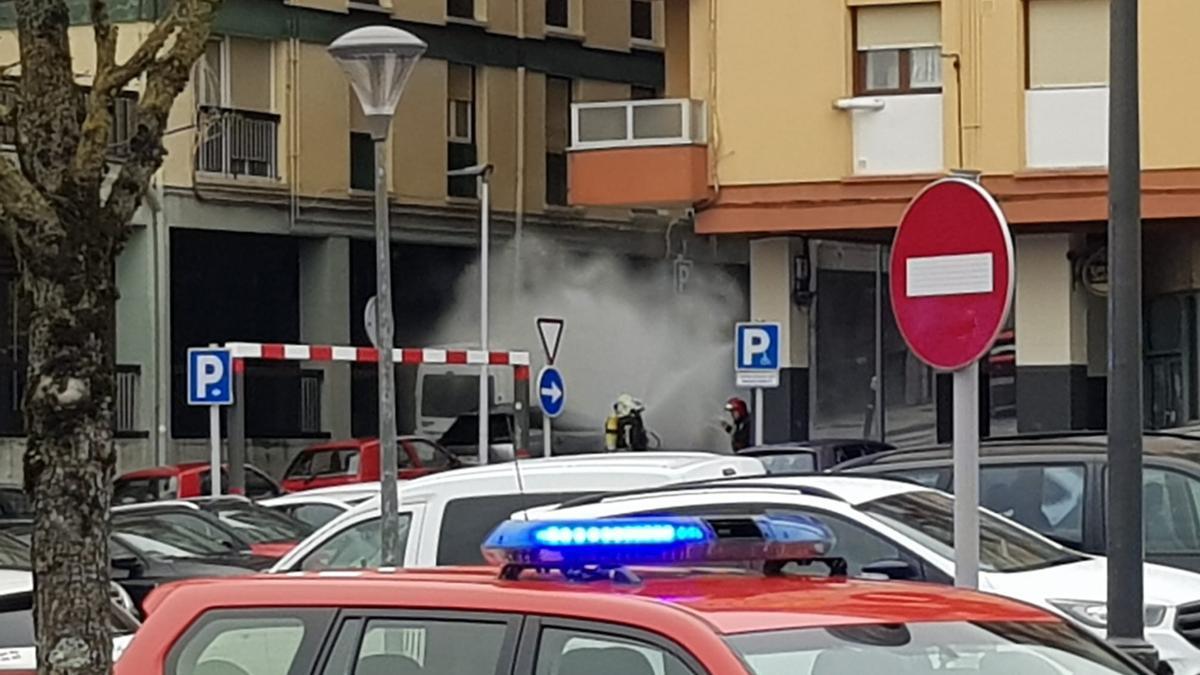 Bomberos actuando en el escape de gas de Pintor Berrueta, en Irun