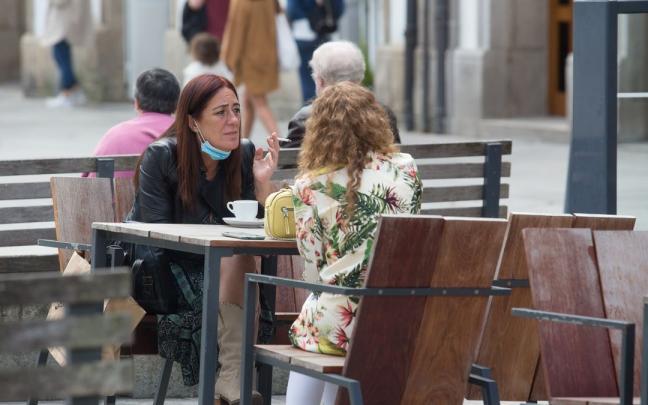 Una persona fuma en una terraza. Una persona fuma en una terraza.