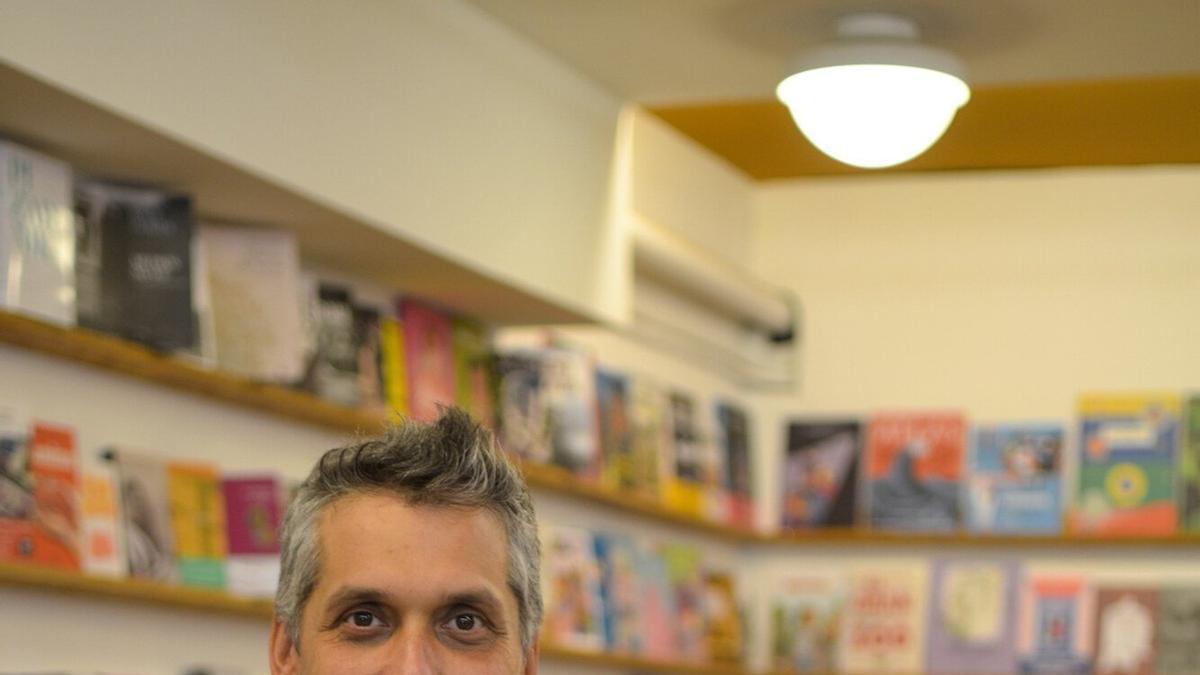 Javier Nevado, propietario de la librería Anti