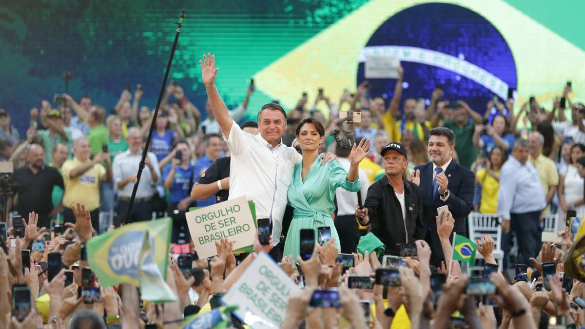 El presidente de Brasil, Jair Bolsonaro, y su esposa Michele Bolsonaro participan en la convención nacional del Partido Liberal.