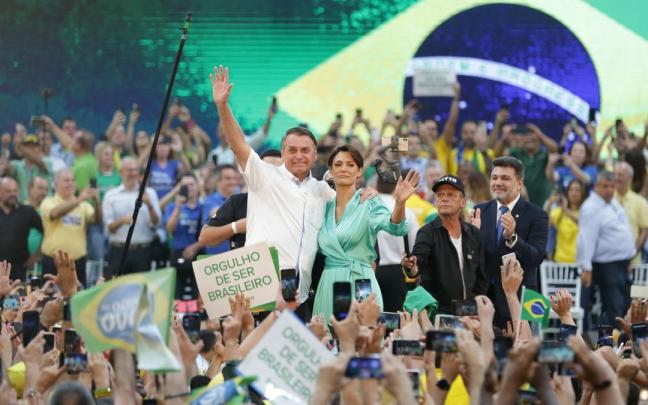 El presidente de Brasil, Jair Bolsonaro, y su esposa Michele Bolsonaro participan en la convención nacional del Partido Liberal.