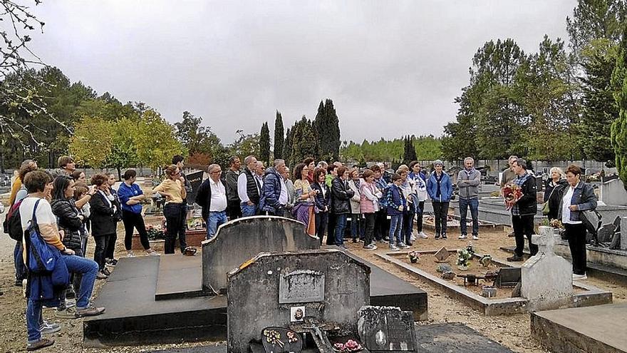 Visitaron las tumbas de Julián Telletxea y Anunciación Mitxelena, huidos de la guerra.