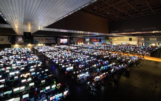 3.000 ordenadores han convertido el BEC por un fin de semana en un macrouniverso informático. 3.000 ordenadores han convertido el BEC por un fin de semana en un macrouniverso informático.