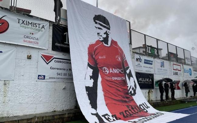 Pancarta con la imagen de Kawa Leauma en Altamira.