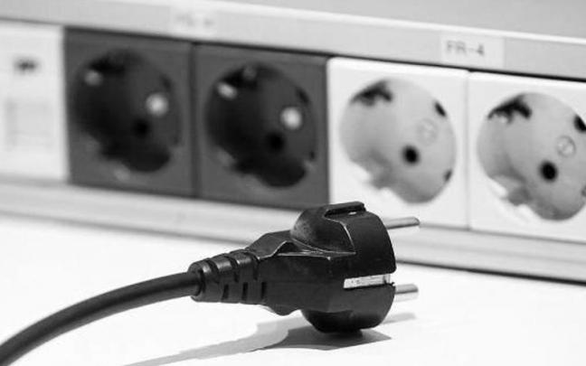 Un enchufe de una instalación eléctrica.