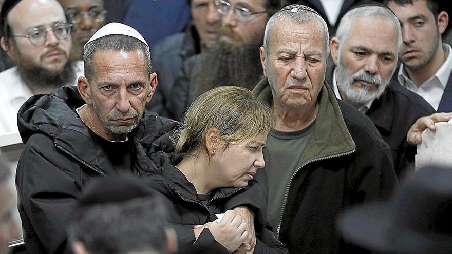 Funeral en Israel tras el ataque a una sinagoga en Neve Yaakov, en Jerusalén este ocupado. | FOTO: ATEF SAFADI