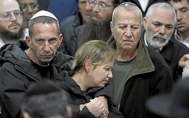Funeral en Israel tras el ataque a una sinagoga en Neve Yaakov, en Jerusalén este ocupado. | FOTO: ATEF SAFADI Funeral en Israel tras el ataque a una sinagoga en Neve Yaakov, en Jerusalén este ocupado. | FOTO: ATEF SAFADI