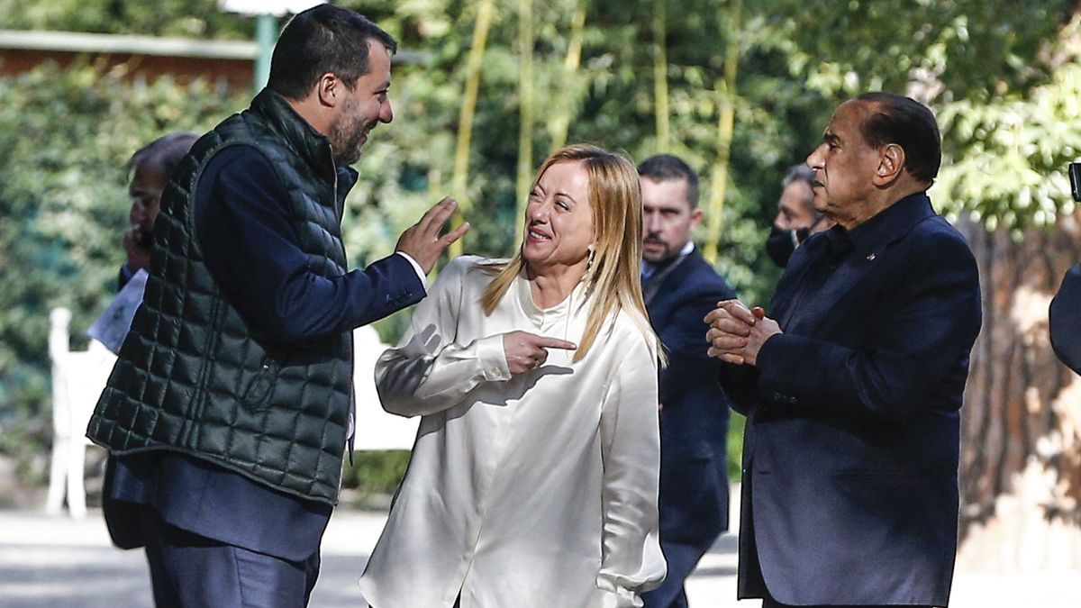 Líderes de la coalición italiana de centro derecha Matteo Salvini (izq.), Giorgia Meloni (c) y Silvio Berlusconi (der.).