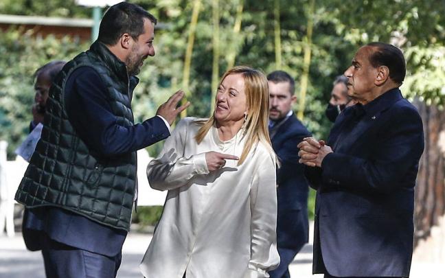 Líderes de la coalición italiana de centro derecha Matteo Salvini (izq.), Giorgia Meloni (c) y Silvio Berlusconi (der.). Líderes de la coalición italiana de centro derecha Matteo Salvini (izq.), Giorgia Meloni (c) y Silvio Berlusconi (der.).