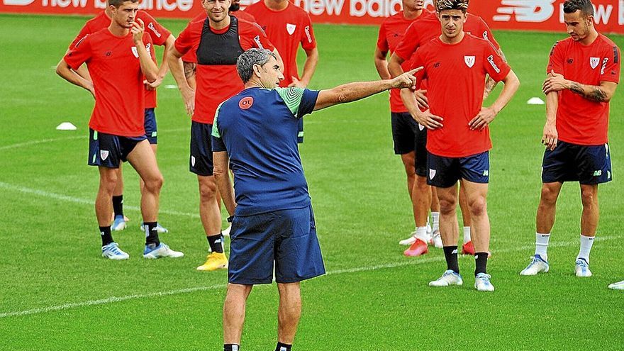 Ernesto Valverde da órdenes a varios de sus futbolistas durante la primera semana de entrenamientos en Lezama.