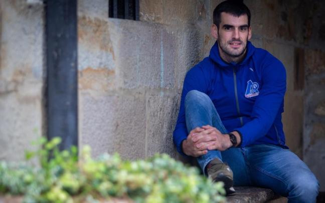 Joseba Ezkurdia, finalista del Cuatro y Medio, posa en la plaza del ayuntamiento de Arbizu. Joseba Ezkurdia, finalista del Cuatro y Medio, posa en la plaza del ayuntamiento de Arbizu.
