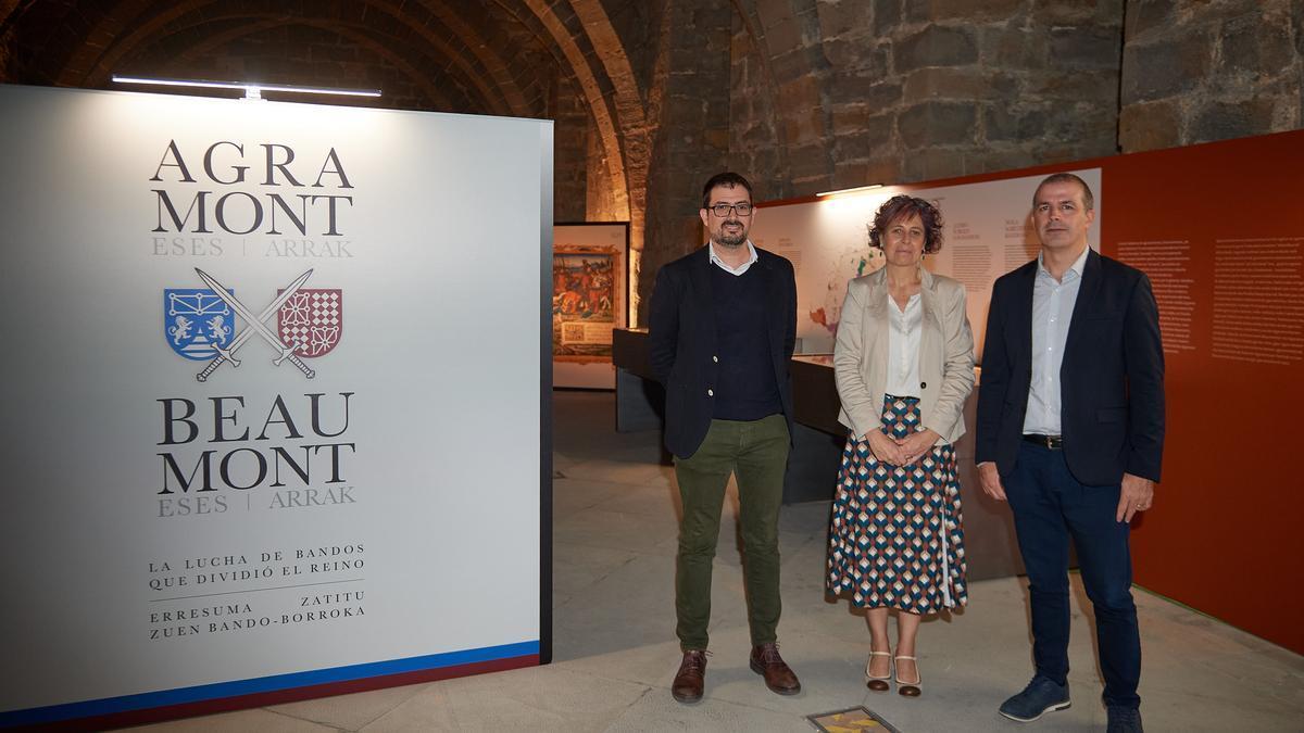 Íñigo Mugueta, comisario de la exposición, consejera, Rebeca Esnaola, y Félix Segura, director del Archivo.