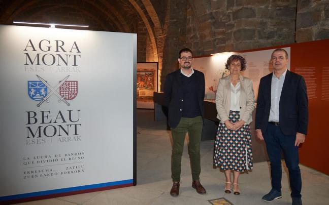 Íñigo Mugueta, comisario de la exposición, consejera, Rebeca Esnaola, y Félix Segura, director del Archivo.