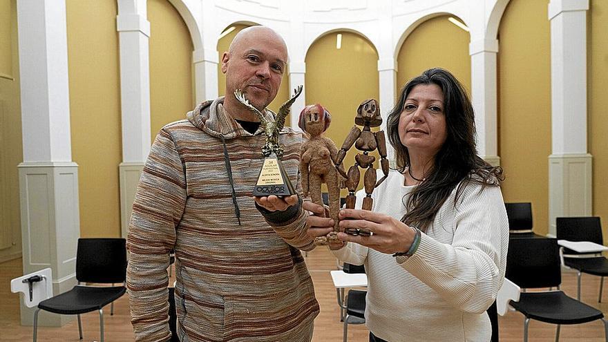 El músico y compositor Jimmy Bidaurreta junto a la creadora, directora y productora Sonia Estévez, junto al premio y las protagonistas del cortometraje.