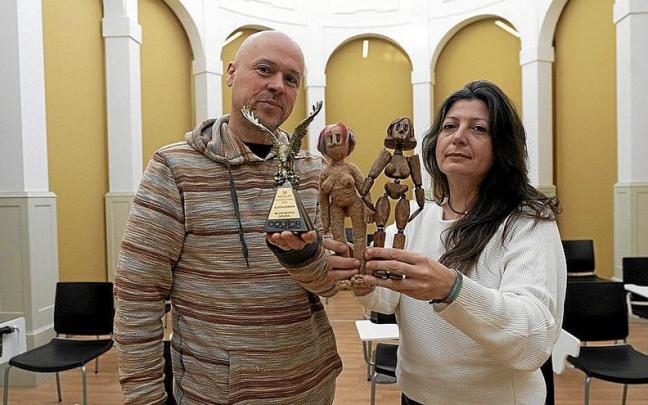 El músico y compositor Jimmy Bidaurreta junto a la creadora, directora y productora Sonia Estévez, junto al premio y las protagonistas del cortometraje.