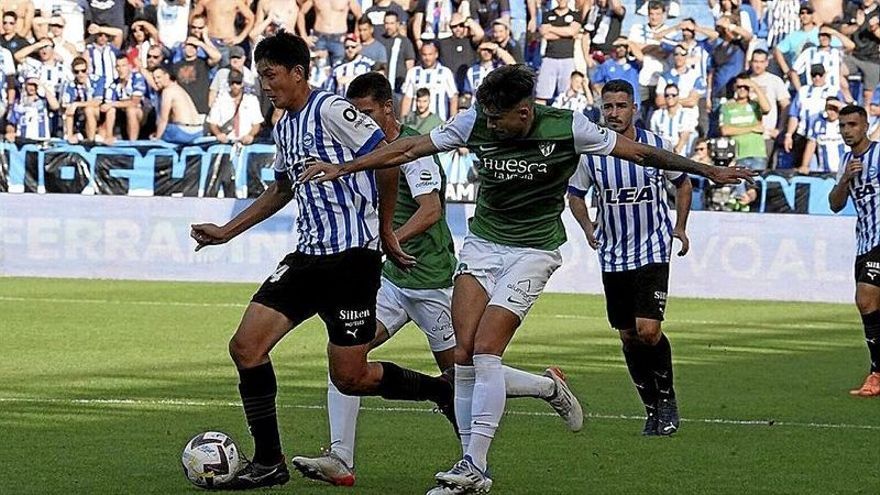 Taichi Hara enfila el área rival en el choque ante el Huesca.