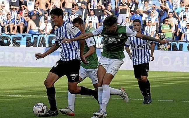 Taichi Hara enfila el área rival en el choque ante el Huesca. Taichi Hara enfila el área rival en el choque ante el Huesca.