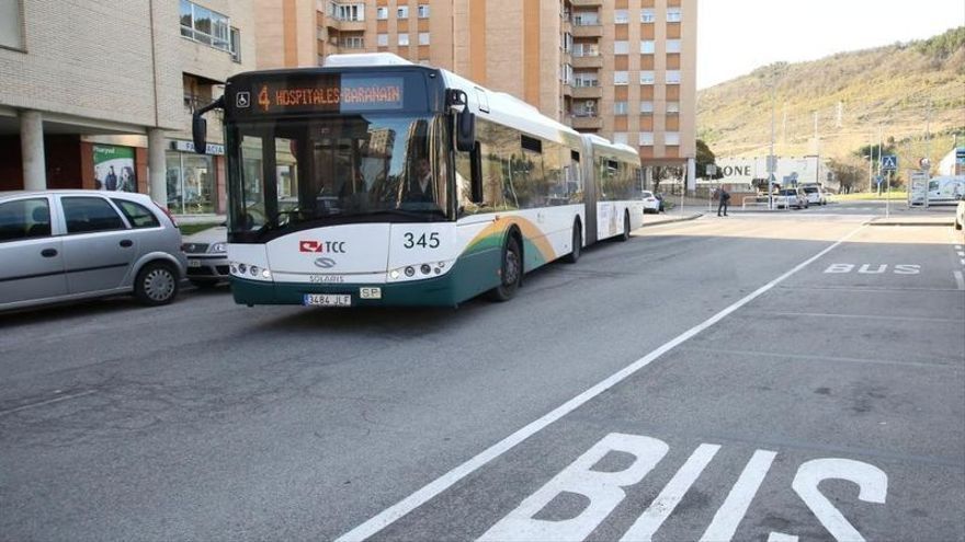 Una villavesa de la línea 4, a su paso por Villava