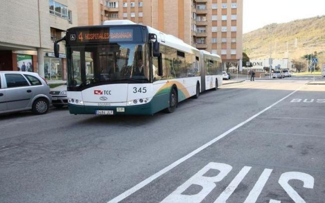 Una villavesa de la línea 4, a su paso por Villava