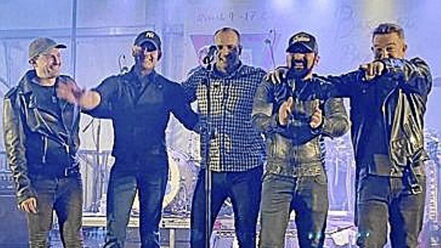 Zua, con gorra y barba, rodeado de los músicos de su banda. | FOTO: ZUA